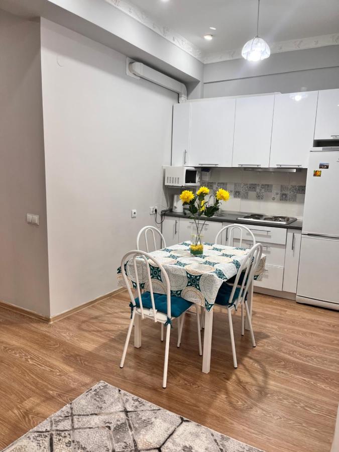 2-х комнатная в золотом квадрате Apartment Almaty